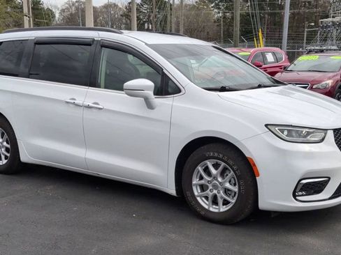Used 2022 Chrysler Pacifica Touring-L image 2