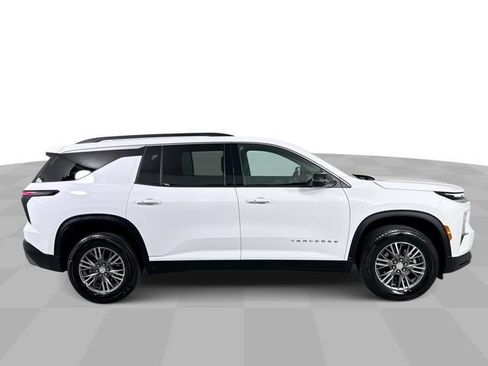 Used 2025 Chevrolet Traverse LT FWD image 9