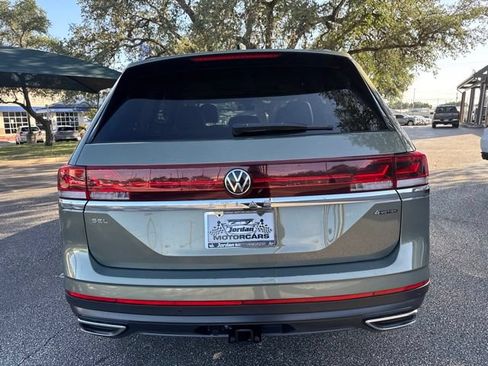 Used 2025 Volkswagen Atlas SEL AWD/4WD image 4
