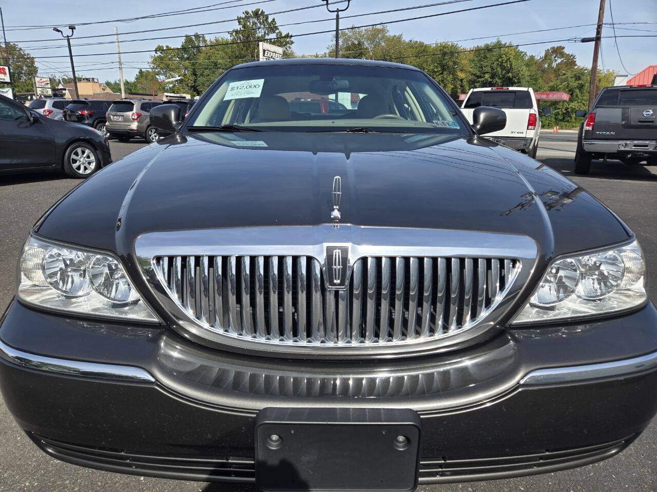Used 2005 Lincoln Town Car Signature RWD image 3
