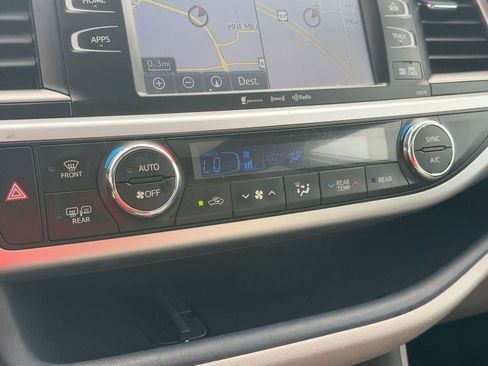 Used 2018 Toyota Highlander XLE image 25