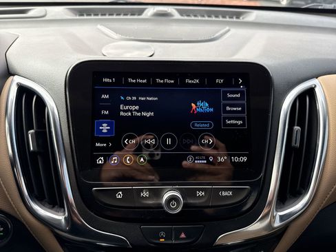 Used 2023 Chevrolet Equinox Premier image 17