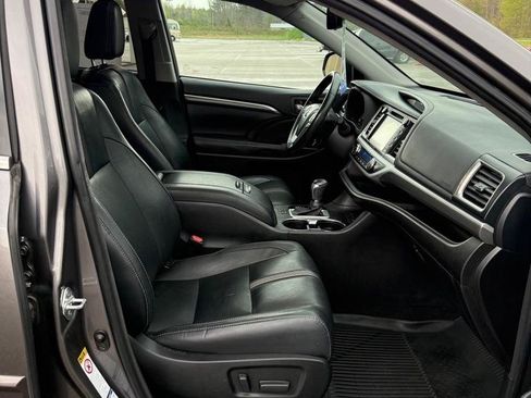 Used 2017 Toyota Highlander SE AWD/4WD image 17