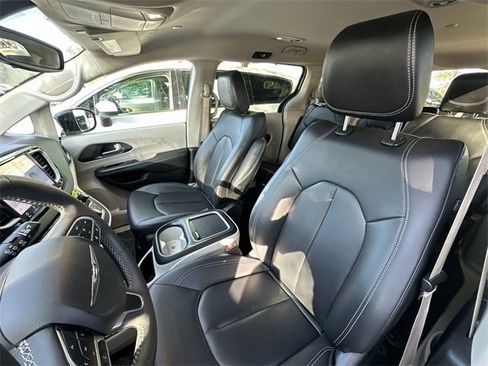 Used 2024 Chrysler Pacifica Touring-L image 13