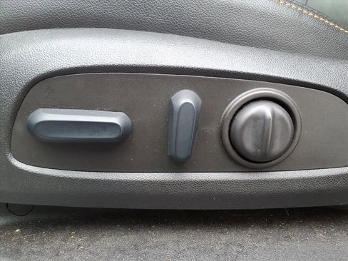 Used 2023 Chevrolet Equinox Premier FWD image 17