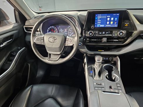 Used 2023 Toyota Highlander XLE AWD/4WD image 9
