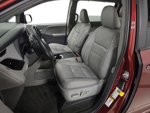 Used 2017 Toyota Sienna XLE w/ XLE Navigation Package FWD image 16