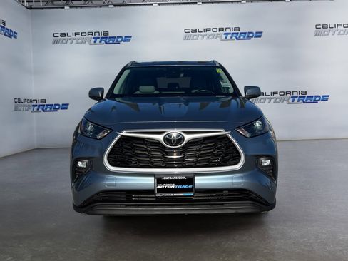Used 2022 Toyota Highlander XLE image 2