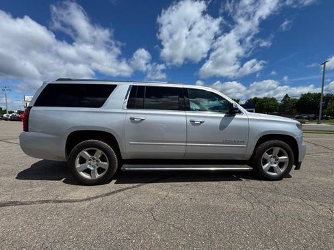 Used 2019 Chevrolet Suburban Premier AWD/4WD image 8