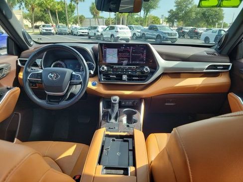 Used 2022 Toyota Highlander Platinum FWD image 2