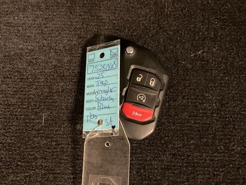 Used 2025 Jeep Wrangler Sahara image 27