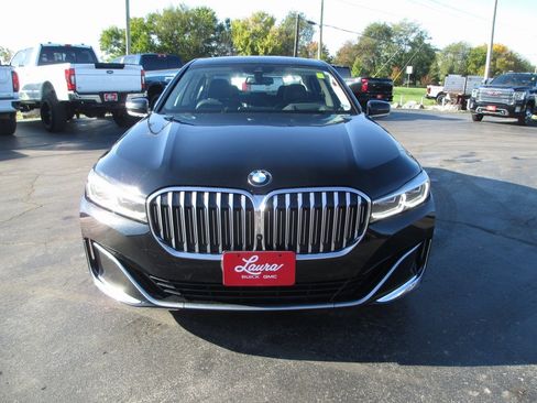 Used 2022 BMW 740i xDrive w/ Premium Package image 9