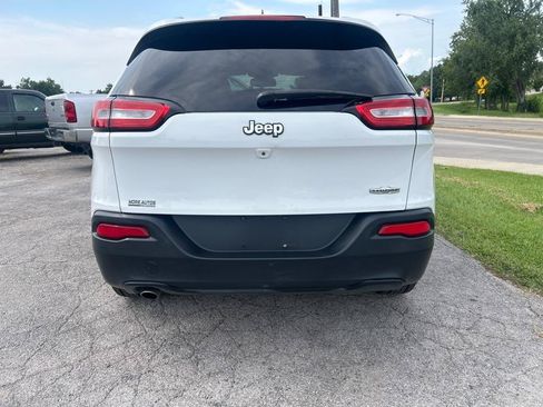 Used 2017 Jeep Cherokee Latitude FWD image 7