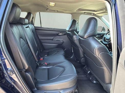 Used 2025 Toyota Highlander XLE image 12