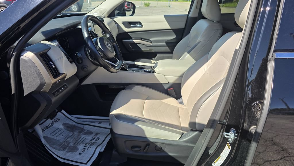 Used 2022 Nissan Pathfinder Platinum w/ Lighting Package (N92) AWD/4WD image 17