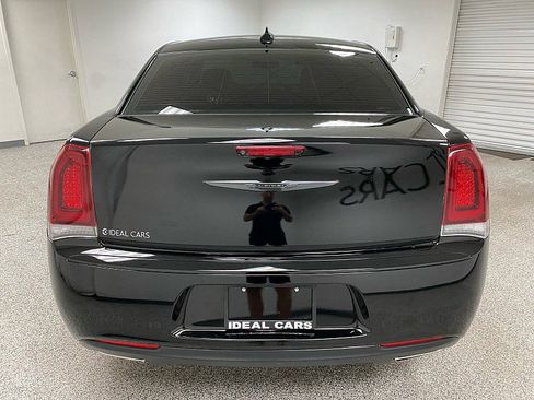 Used 2022 Chrysler 300 Touring w/ Sport Appearance Package image 6