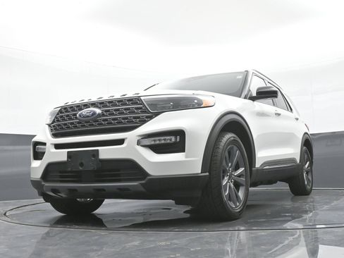 Used 2023 Ford Explorer XLT w/ Equipment Group 202A AWD/4WD image 44