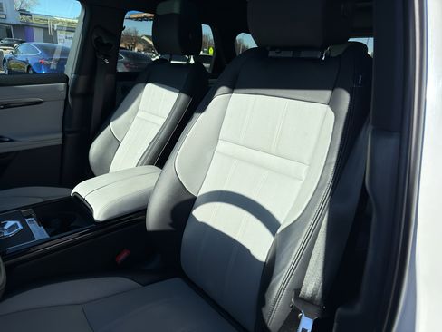 Used 2022 Land Rover Range Rover Evoque R-Dynamic SE image 12