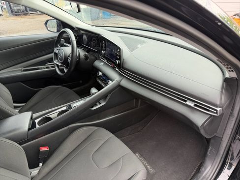 Used 2022 Hyundai Elantra SEL w/ Convenience + Premium Package FWD image 16