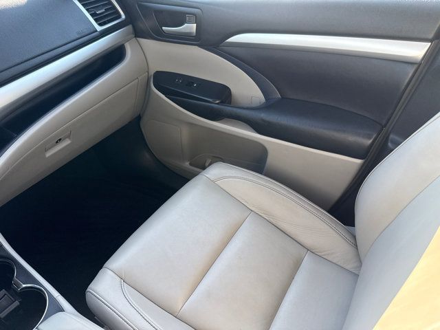 Used 2018 Toyota Highlander XLE AWD/4WD image 16