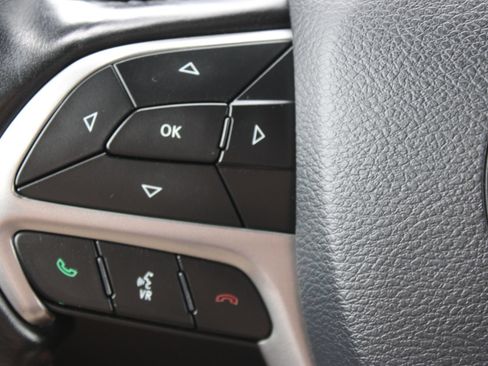 Used 2020 Jeep Grand Cherokee Altitude AWD/4WD image 18