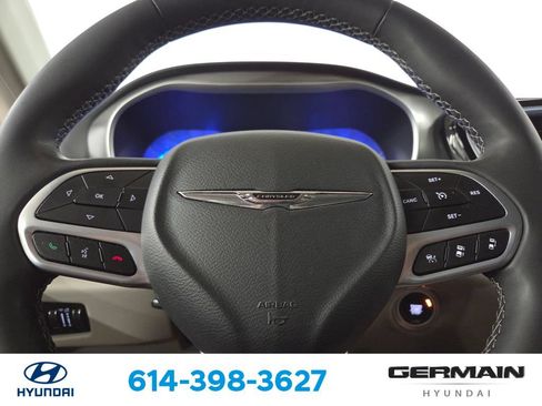 Used 2023 Chrysler Pacifica Touring-L FWD image 22