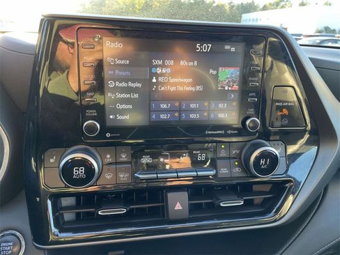 Used 2022 Toyota Highlander XLE image 28