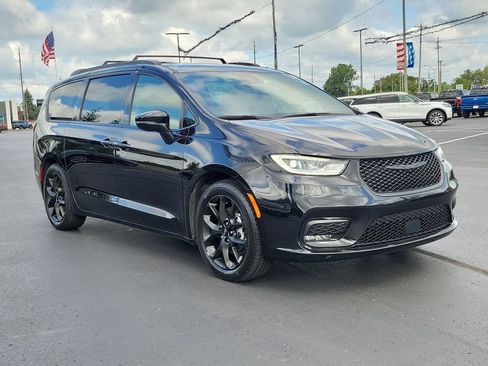 Used 2025 Chrysler Pacifica Limited FWD image 2