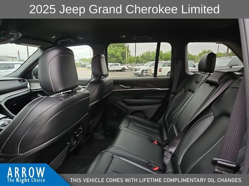 Used 2025 Jeep Grand Cherokee Limited AWD/4WD image 19