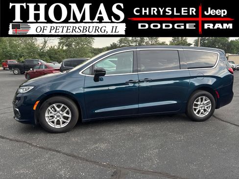 Used 2024 Chrysler Pacifica Touring-L FWD image 4
