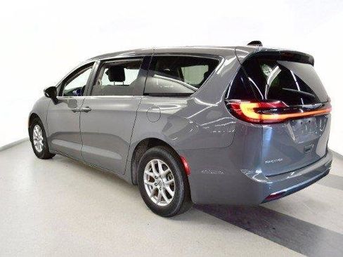 Used 2023 Chrysler Pacifica Touring-L FWD image 5