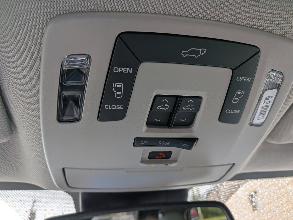 Used 2026 Toyota Sienna XLE FWD image 24