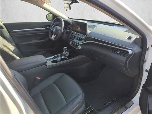 Used 2024 Nissan Altima 2.0 SR FWD image 24