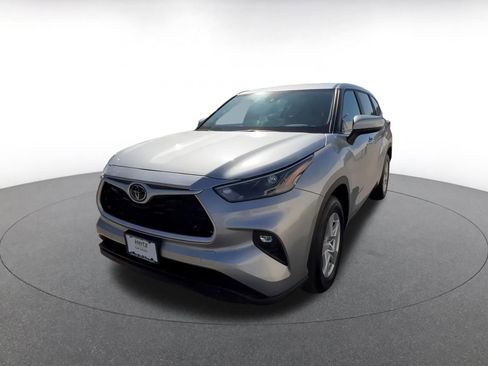 Used 2025 Toyota Highlander LE image 7