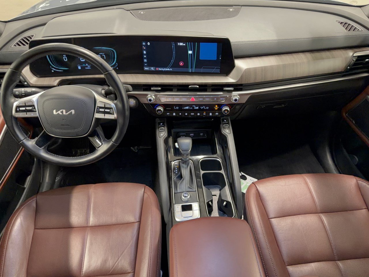 Used 2024 Kia Telluride EX w/ EX Captain's Chair Package FWD image 17