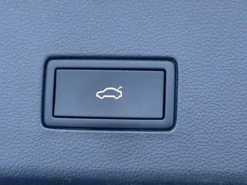 Used 2021 Volkswagen Atlas Cross Sport SEL image 22