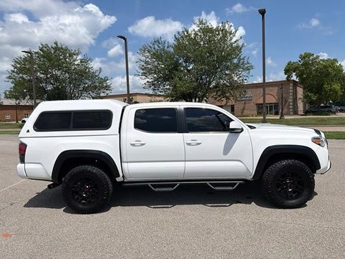 Used 2017 Toyota Tacoma SR5 w/ Tow Package AWD/4WD image 9