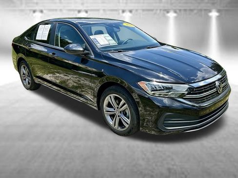 Used 2023 Volkswagen Jetta SE w/ Panoramic Sunroof Package FWD image 3