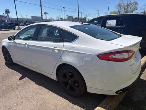 Used 2016 Ford Fusion SE image 4