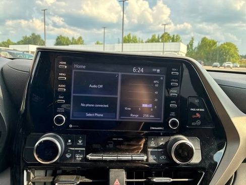 Used 2021 Toyota Highlander L FWD image 8