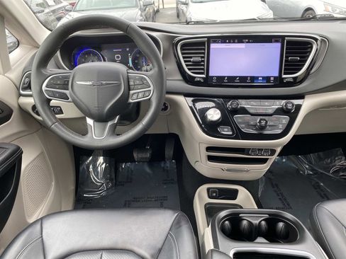 Used 2024 Chrysler Pacifica Touring-L FWD image 10
