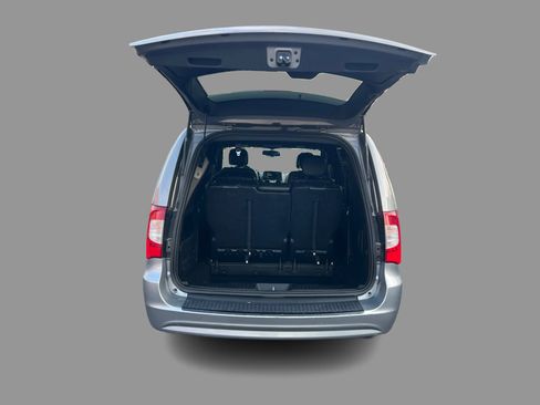 Used 2014 Chrysler Town & Country S FWD image 14