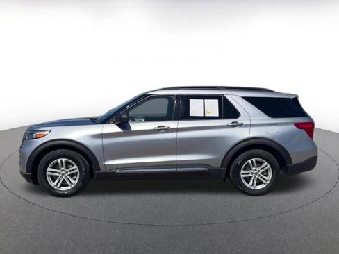 Used 2024 Ford Explorer XLT w/ Equipment Group 202A RWD image 9