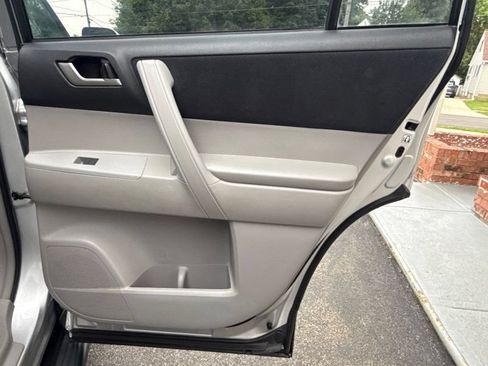 Used 2013 Toyota Highlander Plus AWD/4WD image 20
