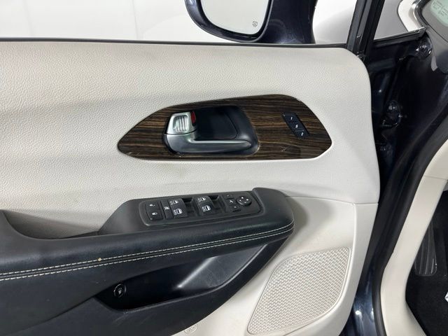 Used 2021 Chrysler Pacifica Limited FWD image 16
