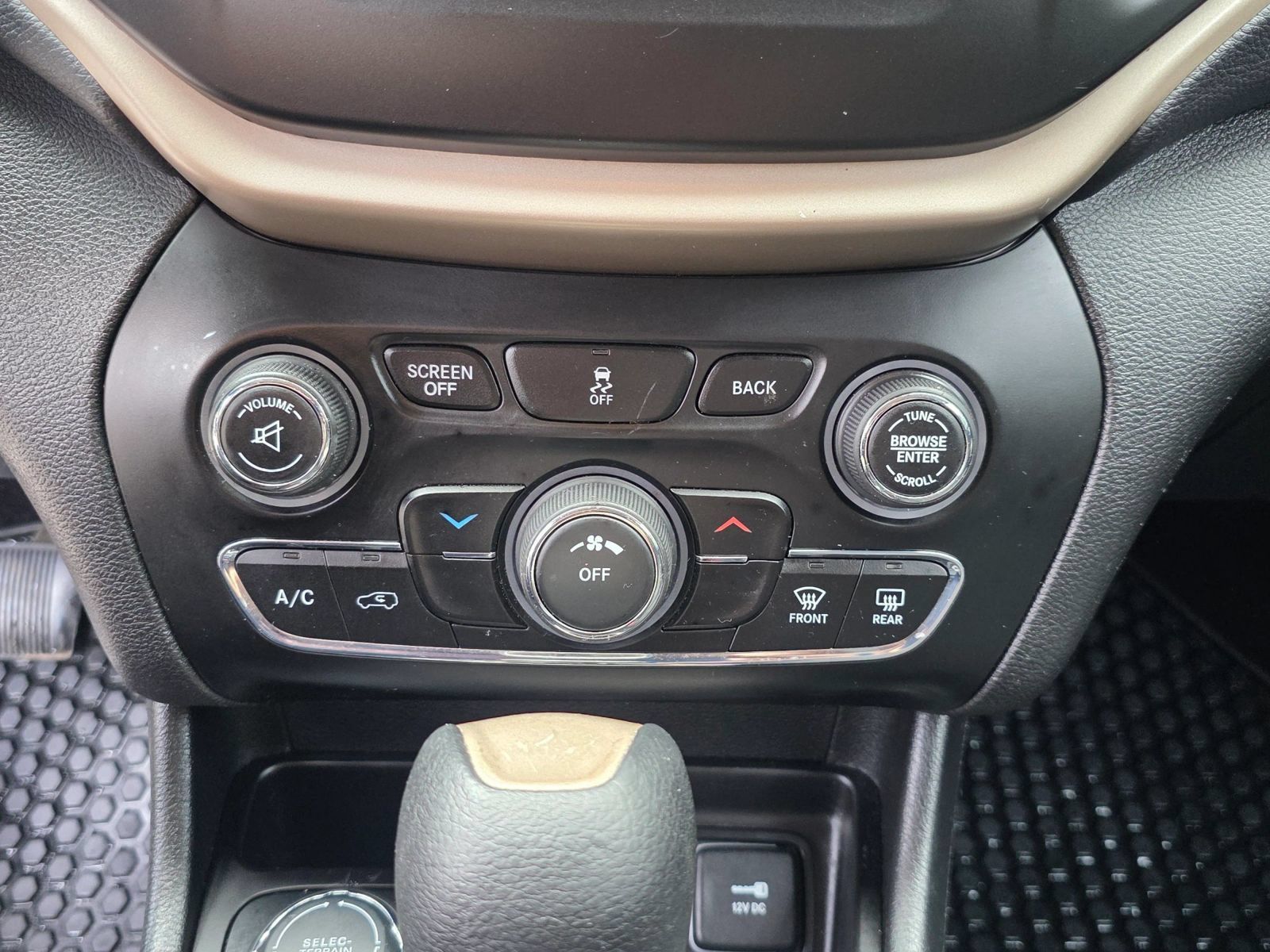 Used 2018 Jeep Cherokee Latitude w/ Altitude Package AWD/4WD image 13