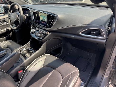Used 2025 Chrysler Pacifica Limited FWD image 32