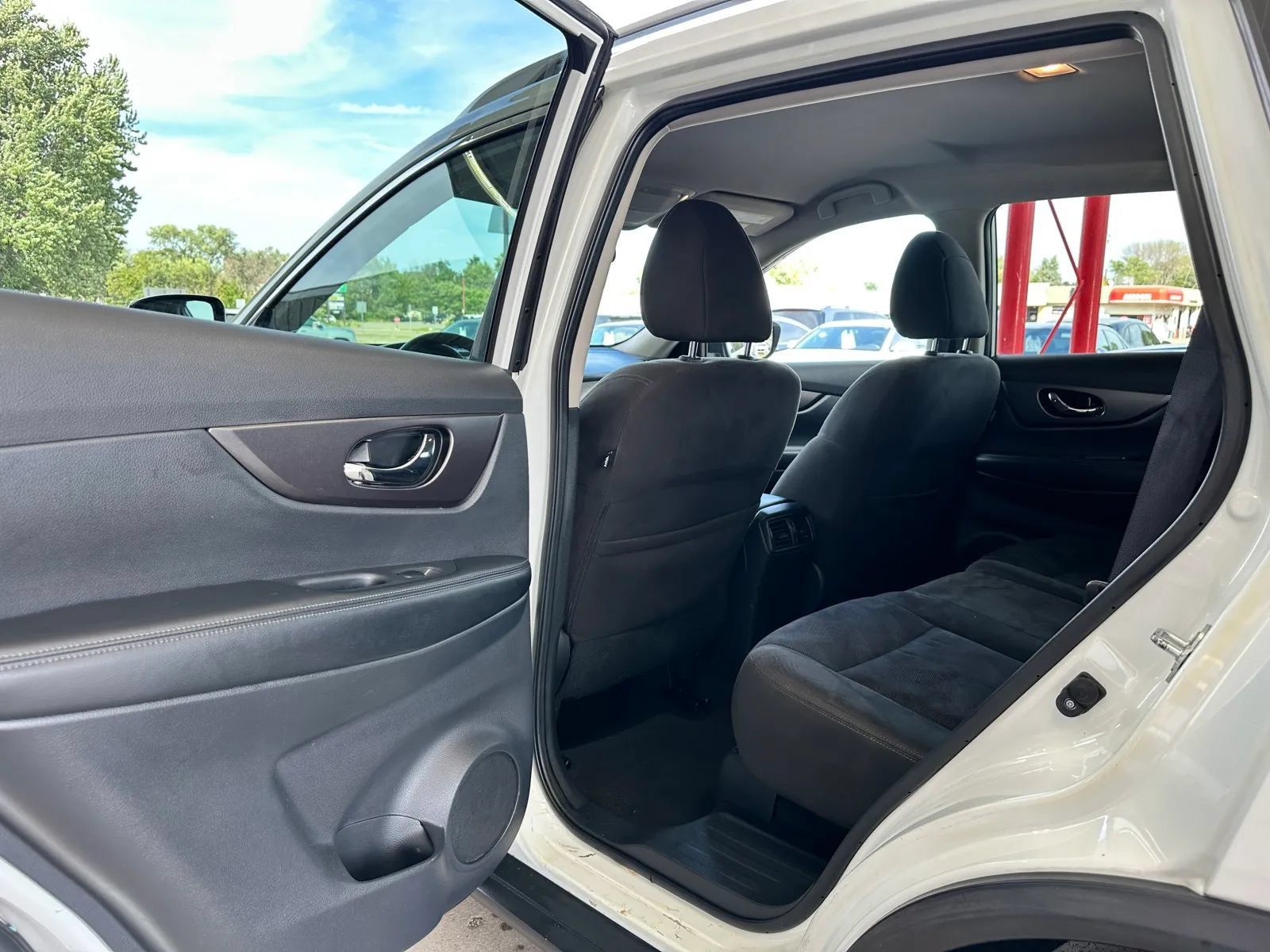 Used 2016 Nissan Rogue SV AWD/4WD image 14
