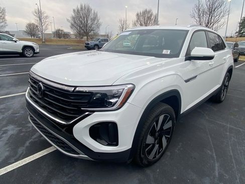 Used 2025 Volkswagen Atlas Cross Sport SE image 2