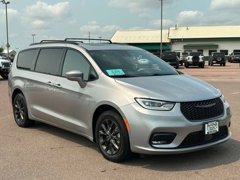 Used 2021 Chrysler Pacifica Limited w/ S Appearance Package AWD/4WD image 7